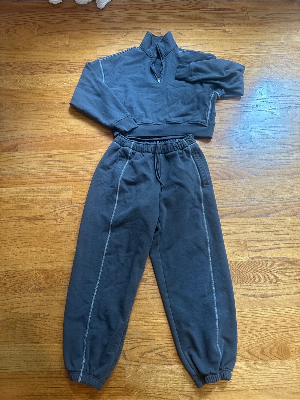 Athleta Forever Fleece sweatsuit
Top Medium/Bottom small